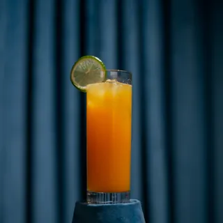 Copo alto do drink sem álcool Aniram com rodela de limão siciliano