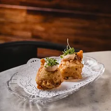 Duas porções de belisquete de milho empanado com molho ranch de kimchi