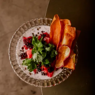 Ceviche de melancia com coentro e chips de batata-doce, visto de cima