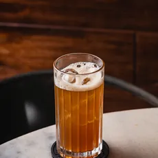 Taça de Chima sobre mesa clara, fundo de madeira
