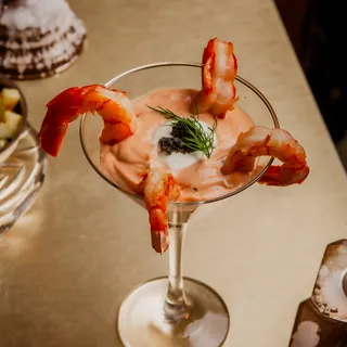 Taça de coquetel de camarão com molho rosé, endro e ovas de peixe