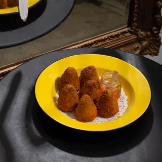 Porção de coxinhas de pato empanadas com potinho de geleia de laranja