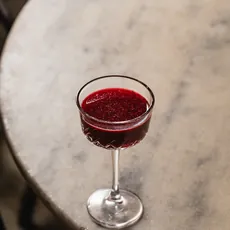 Taça vermelha de Hibisco Noir sobre mármore