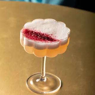 Taça ondulada do drink sem álcool Miden Sour com pó de frutas vermelhas