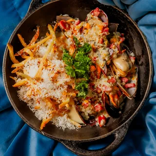 Panela de mexilhões com batata frita fininha e parmesão