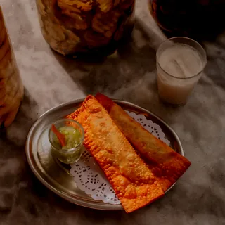Dois pastéis de bobó de camarão com vinagrete de pimenta de cheiro