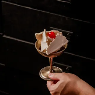 Pavlova na tacinha com suspiro, geleia de frutas vermelhas e cereja