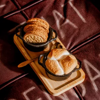 Petit s'mores em panelinhas individuais com marshmallow tostado