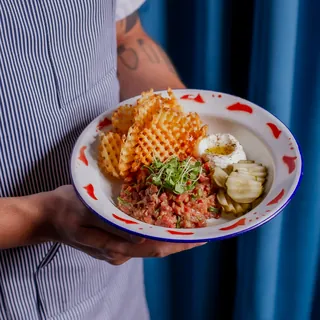Signature steak tartare com picles da casa e chips de batata retrô