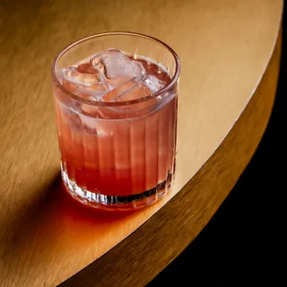 Copo baixo do drink sem álcool Strawberry Sour, cor de morango